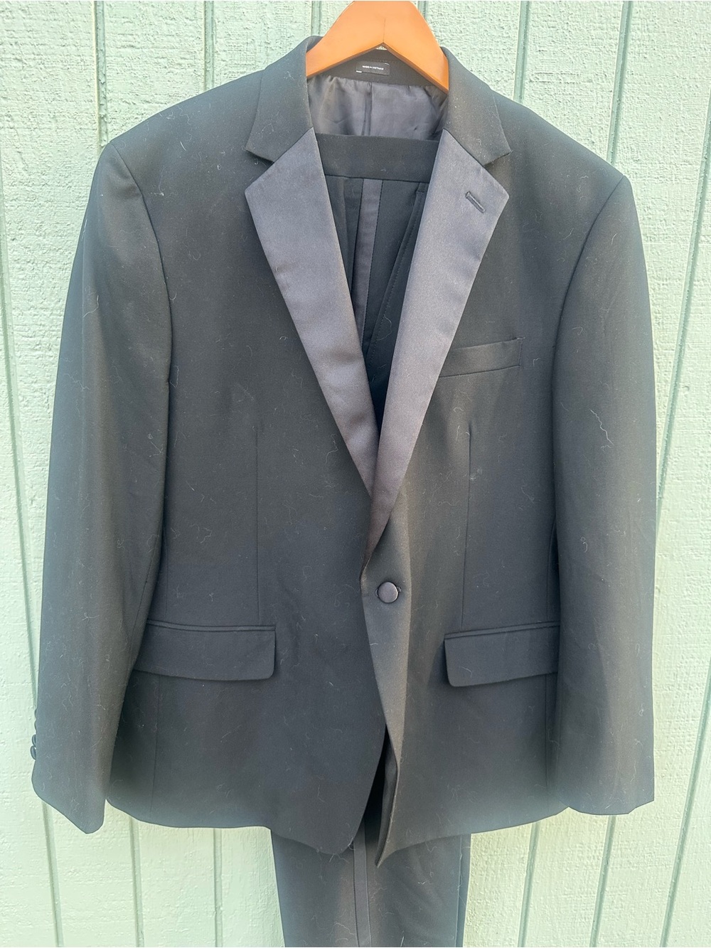 Classic Black Satin-Lapel Tuxedo - Picture 3 of 13